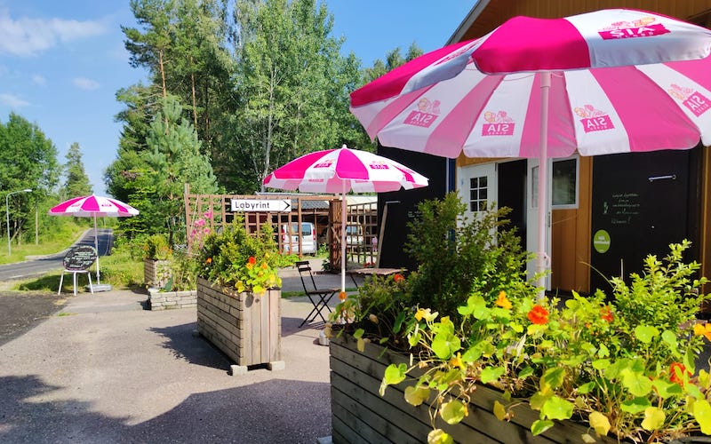 Outdoor dining at PerolofGården